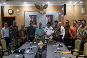 Executive Director PT Moya Indonesia, Mujiaman saat bersilaturrahim ke Walikota Palembang, Ratu Dewa. Foto: Kominfo Palembang.
