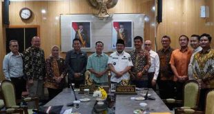 Executive Director PT Moya Indonesia, Mujiaman saat bersilaturrahim ke Walikota Palembang, Ratu Dewa. Foto: Kominfo Palembang.