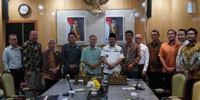 Executive Director PT Moya Indonesia, Mujiaman saat bersilaturrahim ke Walikota Palembang, Ratu Dewa. Foto: Kominfo Palembang.