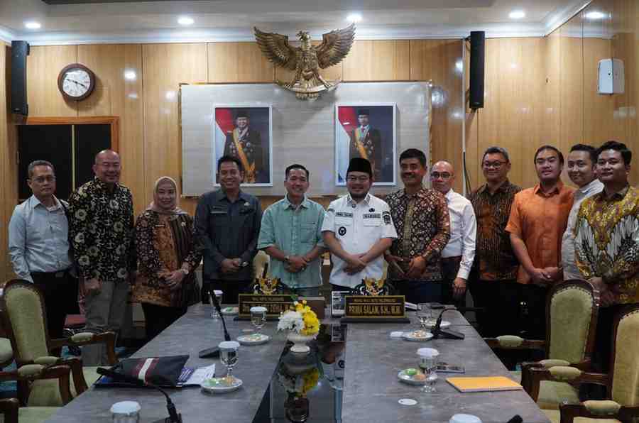 Executive Director PT Moya Indonesia, Mujiaman saat bersilaturrahim ke Walikota Palembang, Ratu Dewa. Foto: Kominfo Palembang.