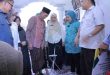 Ramlan mencoba alat bantu kakai pasca kecelakaan. Foto: Kominfo Palembang.
