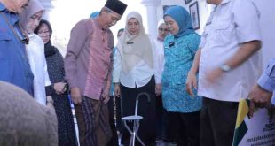 Ramlan mencoba alat bantu kakai pasca kecelakaan. Foto: Kominfo Palembang.