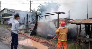 Petugas berhasil menjinakkan api yang melahap dua rumah di Desa Epil, Lais, Muba, Sabtu (17/5/2025) pagi. Foto: Kominfo Muba.