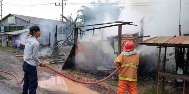 Petugas berhasil menjinakkan api yang melahap dua rumah di Desa Epil, Lais, Muba, Sabtu (17/5/2025) pagi. Foto: Kominfo Muba.
