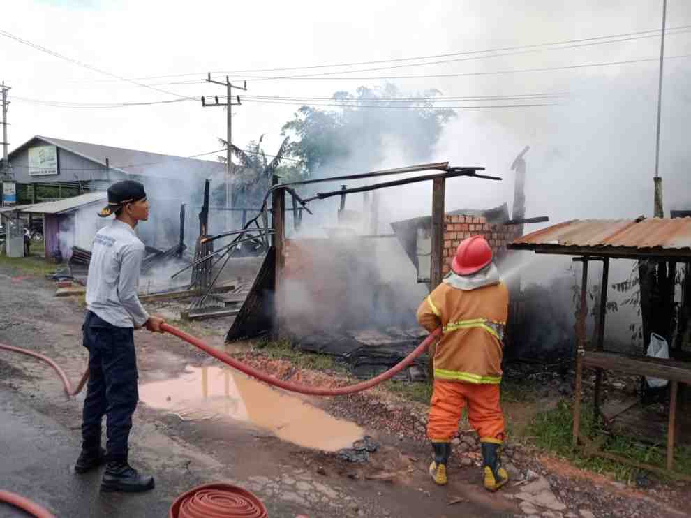 Petugas berhasil menjinakkan api yang melahap dua rumah di Desa Epil, Lais, Muba, Sabtu (17/5/2025) pagi. Foto: Kominfo Muba.