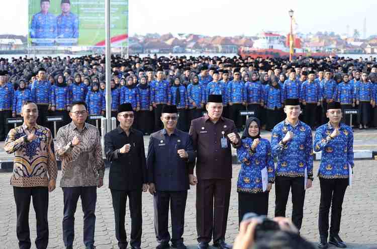 Ribuan PNS dan PPPK Palembang bersama Walikota Palembang, Ratu Dewa usai pelantikan, Juamt (2/5/2025). Foto: Kominfo Palembang.