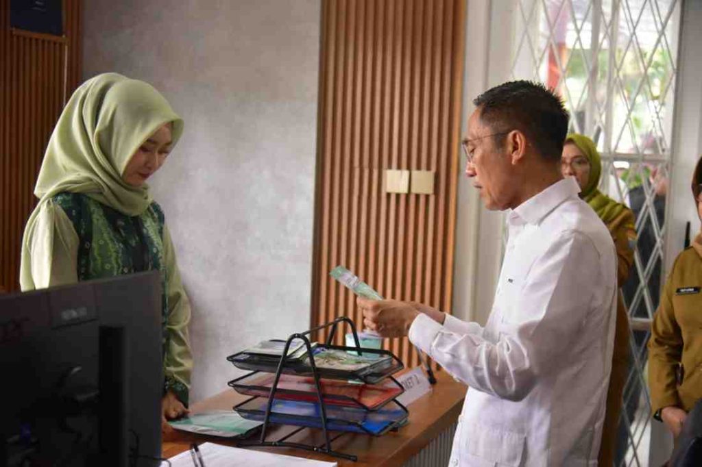 Walikota Palembang, Ratu Dewa melihat brosur-brosur di ruang tamu rumah aspirasi, rumah dinas walikota, Selasa (27/5/2025). Foto: Kominfo Palembang.