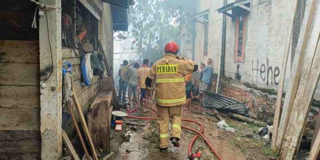 Warga dan gabungan aparat di Muba berjibaku padamkan api yang mengamuk di Mangun Jaya, Babat Toman, Senin (19/5/2025). Foto: Kominfo Muba.