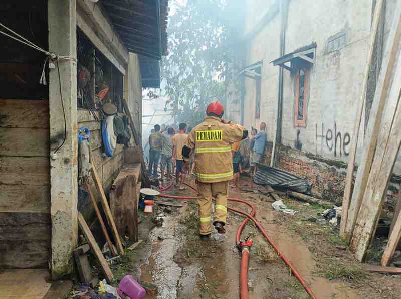 Warga dan gabungan aparat di Muba berjibaku padamkan api yang mengamuk di Mangun Jaya, Babat Toman, Senin (19/5/2025). Foto: Kominfo Muba.