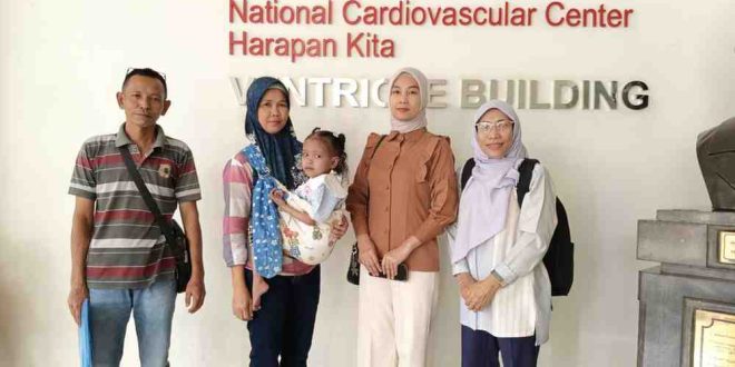 Afifah, bocah pengidap jantung bocor, bersama ibunya menjalani perawatan di RSCM Jakarta, dengan menggunakan program Besanak Pemkab Muba.. Foto: Dok Dinas Kesehatan Muba.