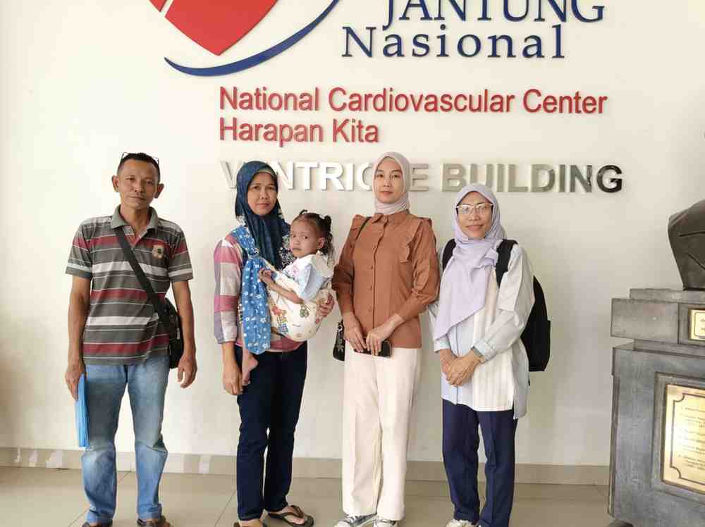Afifah, bocah pengidap jantung bocor, bersama ibunya menjalani perawatan di RSCM Jakarta, dengan menggunakan program Besanak Pemkab Muba.. Foto: Dok Dinas Kesehatan Muba.