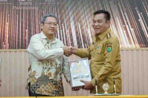 Bupati Muba, HM Toha menerima hasil pemeriksaan laporan keuangan penggunaan dana APBD TA 2024 dari BPK Sumsel, Senin (26/5/2025). Foto: Kominfo Muba.