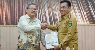 Bupati Muba, HM Toha menerima hasil pemeriksaan laporan keuangan penggunaan dana APBD TA 2024 dari BPK Sumsel, Senin (26/5/2025). Foto: Kominfo Muba.