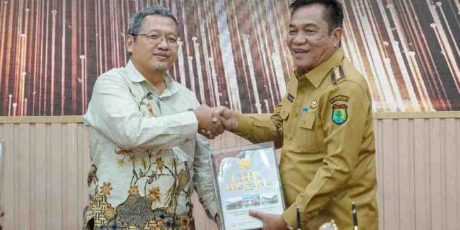 Bupati Muba, HM Toha menerima hasil pemeriksaan laporan keuangan penggunaan dana APBD TA 2024 dari BPK Sumsel, Senin (26/5/2025). Foto: Kominfo Muba.