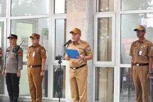 Sekretaris Daerah Kota Palembang, Aprizal Hasyim saat apel di Kecamamatan Ilir Timur 1, Senin (19/5/2025). Foto: Kominfo Palembang.