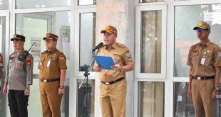 Sekretaris Daerah Kota Palembang, Aprizal Hasyim saat apel di Kecamamatan Ilir Timur 1, Senin (19/5/2025). Foto: Kominfo Palembang.