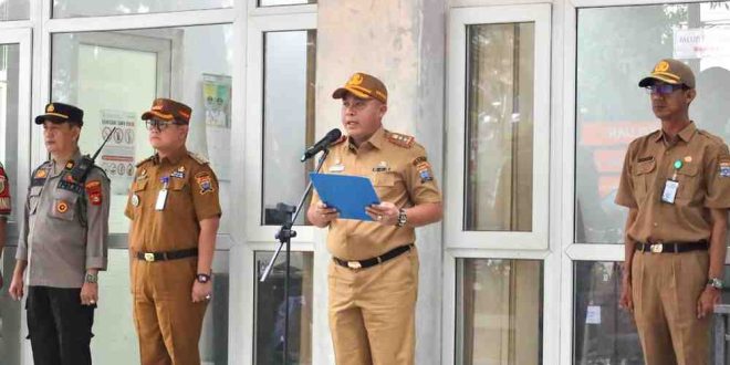 Sekretaris Daerah Kota Palembang, Aprizal Hasyim saat apel di Kecamamatan Ilir Timur 1, Senin (19/5/2025). Foto: Kominfo Palembang.