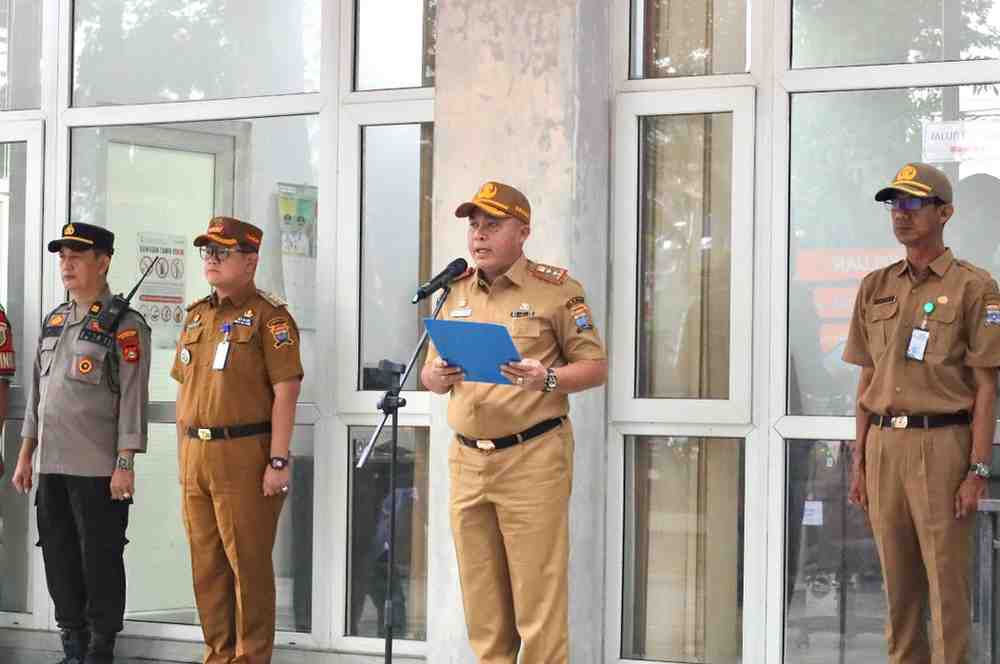 Sekretaris Daerah Kota Palembang, Aprizal Hasyim saat apel di Kecamamatan Ilir Timur 1, Senin (19/5/2025). Foto: Kominfo Palembang.