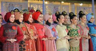 Para semifinalis Cek Ayu yang ikut lomba di Museum Sultan Mahmud Baddaruddin II Palembang, Selasa (13/05) malam. Foto: Kominfo Palembang.