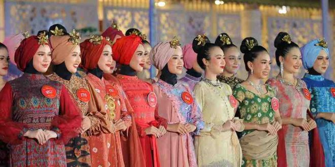Para semifinalis Cek Ayu yang ikut lomba di Museum Sultan Mahmud Baddaruddin II Palembang, Selasa (13/05) malam. Foto: Kominfo Palembang.
