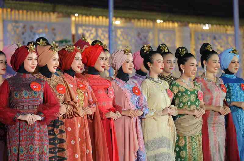 Para semifinalis Cek Ayu yang ikut lomba di Museum Sultan Mahmud Baddaruddin II Palembang, Selasa (13/05) malam. Foto: Kominfo Palembang.
