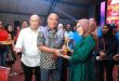Wagub Sumsel, Cik Ujang memberikan hadiah kepada pemenang Dangdut Fast Lubuklinggau, Sabtu (24/5/2025). Foto: Humas Pemprov Sumsel.