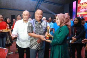 Wagub Sumsel, Cik Ujang memberikan hadiah kepada pemenang Dangdut Fast Lubuklinggau, Sabtu (24/5/2025). Foto: Humas Pemprov Sumsel.