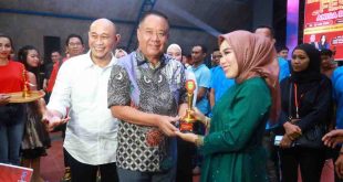 Wagub Sumsel, Cik Ujang memberikan hadiah kepada pemenang Dangdut Fast Lubuklinggau, Sabtu (24/5/2025). Foto: Humas Pemprov Sumsel.