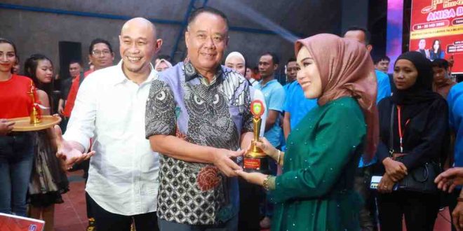 Wagub Sumsel, Cik Ujang memberikan hadiah kepada pemenang Dangdut Fast Lubuklinggau, Sabtu (24/5/2025). Foto: Humas Pemprov Sumsel.