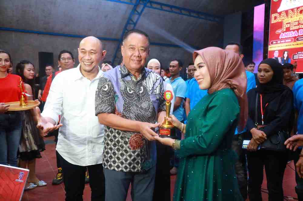 Wagub Sumsel, Cik Ujang memberikan hadiah kepada pemenang Dangdut Fast Lubuklinggau, Sabtu (24/5/2025). Foto: Humas Pemprov Sumsel.