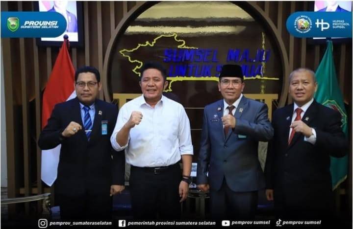 Gubernur Sumsel Herman Deru menerima audiensi Ketua Pengadilan Tinggi Agama (KPTA) Palembang M Sutomo dan jajarannya di ruang tamu Gubernur, Rabu (7/5/2025). Foto: Humas Pemprov Sumsel.