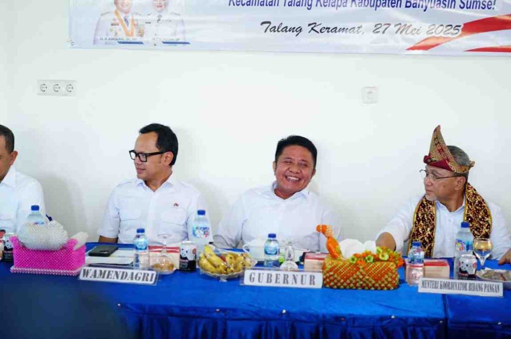 Gubernur Sumsel, Herman Deru mendampingi Menko Bidang Pangan, Zulkifli Hasan dan Wamendagri saat koordinasi pembentukan Koperasi Merah Putih di Banyuasin. Foto: Humas Pemprov Sumsel.