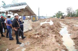 Gubernur Sumatera Selatan (Sumsel) H. Herman Deru meninjau progres pembangunan Coal Unloading Terminal Keramasan di Terminal Logistik Keramasan, Kertapati Palembang, Selasa (13/5/2025) pagi. Foto: Humas Pemprov Sumsel.