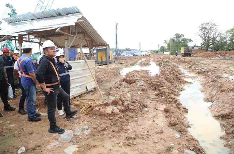 Gubernur Sumatera Selatan (Sumsel) H. Herman Deru meninjau progres pembangunan Coal Unloading Terminal Keramasan di Terminal Logistik Keramasan, Kertapati Palembang, Selasa (13/5/2025) pagi. Foto: Humas Pemprov Sumsel.