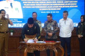 Gubernur Sumsel Herman Deru menandatangani MoU pembangunan flyover dan jalan khusus batu bara di Muaraenim dan Lahat, Selasa (20/5/2025). Foto: Humas Pemprov Sumsel.