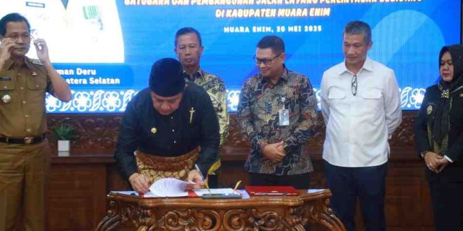 Gubernur Sumsel Herman Deru menandatangani MoU pembangunan flyover dan jalan khusus batu bara di Muaraenim dan Lahat, Selasa (20/5/2025). Foto: Humas Pemprov Sumsel.