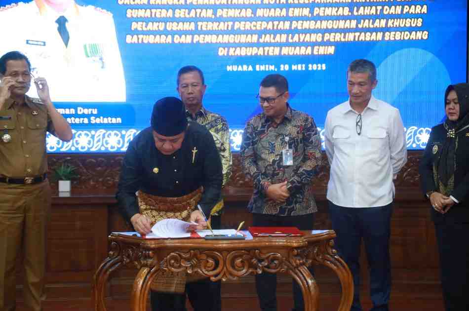 Gubernur Sumsel Herman Deru menandatangani MoU pembangunan flyover dan jalan khusus batu bara di Muaraenim dan Lahat, Selasa (20/5/2025). Foto: Humas Pemprov Sumsel.