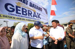 Gubernur Sumsel, Herman Deru oliy launching Program Gerakan Benerin Rumah Agar Layak (Gebrak) Tahun 2025 inisiasi Pemerintah Kota (Pemkot) Palembang yang dipusatkan di Jalan Datuk M. Akib Lorong Kumpeh Berayun Kelurahan 23 ilir Bukit Kecil Palembang, Senin (5/5/2025). Foto: Humas Pemprov Sumsel.