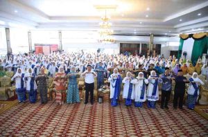 Gubernur Sumsel, Herman Deru bersama pada pengurus dan anggota BKMT Sumsel, Kamis (22/5/2025). Foto: Humas Pemprov Sumsel.