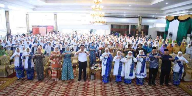 Gubernur Sumsel, Herman Deru bersama pada pengurus dan anggota BKMT Sumsel, Kamis (22/5/2025). Foto: Humas Pemprov Sumsel.