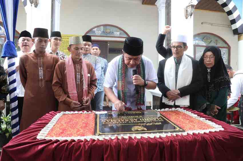Gubernur Sumatera Selatan (Sumsel) H Herman Deru melaksanakan safari jumat dan sekaligus meresmikan Masjid As-Salman Kelurahan Sukarami Palembang yang ditandai dengan penandatanganan prasasti, Jumat (2/5/2025). Foto: Humas Pemprov Sumsel.
