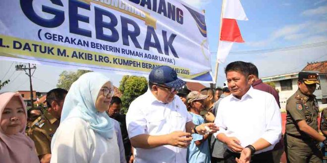 Gubernur Sumsel, Herman Deru oliy launching Program Gerakan Benerin Rumah Agar Layak (Gebrak) Tahun 2025 inisiasi Pemerintah Kota (Pemkot) Palembang yang dipusatkan di Jalan Datuk M. Akib Lorong Kumpeh Berayun Kelurahan 23 ilir Bukit Kecil Palembang, Senin (5/5/2025). Foto: Humas Pemprov Sumsel.
