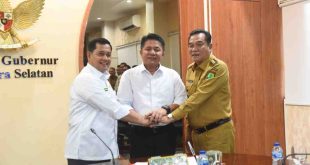 Gubernur Sumsel, Herman Deru bersama Bupati Musi Banyuasin HM Toha dan Bupati Banyuasin Askolani menandatangani kesepakatan bersama terkait persentase pembagian porsi saham participating interest 10 persen pengelolaan minyak dan gas bumi Wilayah Kerja Rimau, bertempat di ruang tamu Gubernur Sumsel, Senin (5/5/2025). Foto: Humas Pemprov Sumsel.
