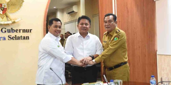 Gubernur Sumsel, Herman Deru bersama Bupati Musi Banyuasin HM Toha dan Bupati Banyuasin Askolani menandatangani kesepakatan bersama terkait persentase pembagian porsi saham participating interest 10 persen pengelolaan minyak dan gas bumi Wilayah Kerja Rimau, bertempat di ruang tamu Gubernur Sumsel, Senin (5/5/2025). Foto: Humas Pemprov Sumsel.