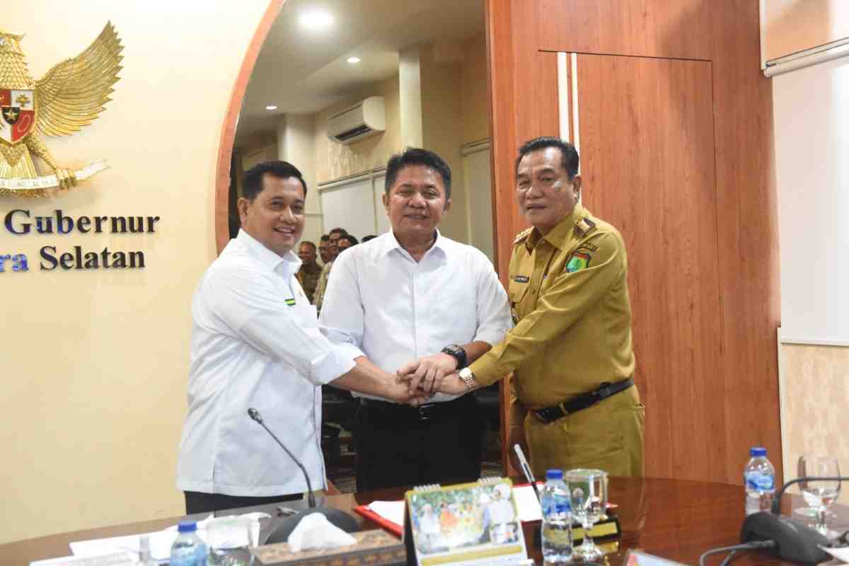 Gubernur Sumsel, Herman Deru bersama Bupati Musi Banyuasin HM Toha dan Bupati Banyuasin Askolani menandatangani kesepakatan bersama terkait persentase pembagian porsi saham participating interest 10 persen pengelolaan minyak dan gas bumi Wilayah Kerja Rimau, bertempat di ruang tamu Gubernur Sumsel, Senin (5/5/2025). Foto: Humas Pemprov Sumsel.