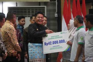 Gubernur Sumsel, Herman Deru secara simbolis menyerahkan santunan Jaminan Kematian dari BPJS Ketenagakerjaan kepada petani dan pekebun sawit Sumsel tahun 2025, Kamis (15/5/2025) sore. Foto: Humas Pemprov Sumsel.