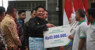 Gubernur Sumsel, Herman Deru secara simbolis menyerahkan santunan Jaminan Kematian dari BPJS Ketenagakerjaan kepada petani dan pekebun sawit Sumsel tahun 2025, Kamis (15/5/2025) sore. Foto: Humas Pemprov Sumsel.