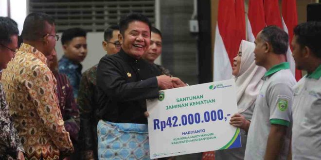 Gubernur Sumsel, Herman Deru secara simbolis menyerahkan santunan Jaminan Kematian dari BPJS Ketenagakerjaan kepada petani dan pekebun sawit Sumsel tahun 2025, Kamis (15/5/2025) sore. Foto: Humas Pemprov Sumsel.