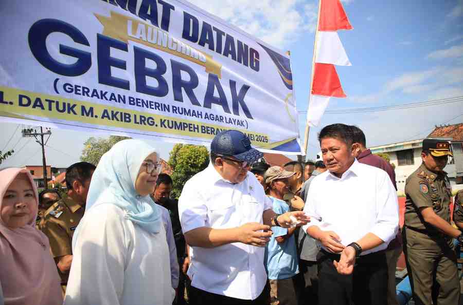 Gubernur Sumsel, Herman Deru oliy launching Program Gerakan Benerin Rumah Agar Layak (Gebrak) Tahun 2025 inisiasi Pemerintah Kota (Pemkot) Palembang yang dipusatkan di Jalan Datuk M. Akib Lorong Kumpeh Berayun Kelurahan 23 ilir Bukit Kecil Palembang, Senin (5/5/2025). Foto: Humas Pemprov Sumsel.