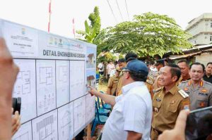 Walikota Palembang, Ratu Dewa saat menghadiri launching Gerakan Benahi Rumah Agar Layak (GEBRAK) di Lr Kumpeh Brayun, 23 Ilir, Senin (5/5/2025). Foto: Kominfo Palembang.